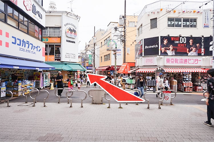 東口を出たら、商店街を道なりに進みます。