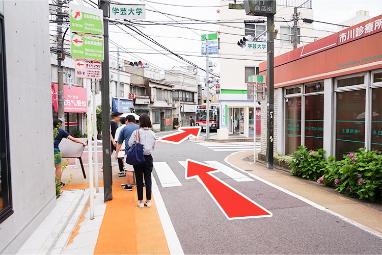 ファミリーマート目黒中央店の交差点を渡り道なりに進みます。