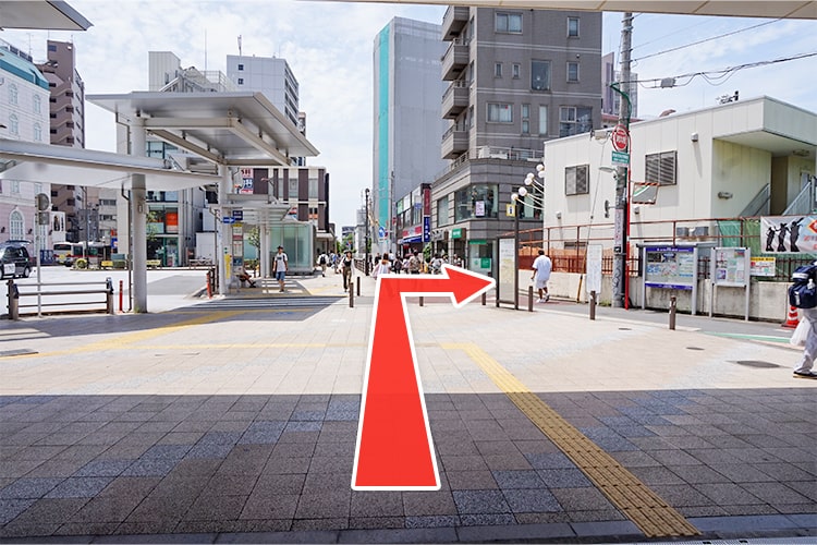 西口を出て、すぐの路地に進みます。