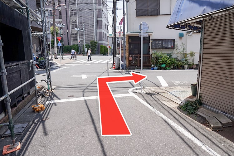 左折してすぐの道を右折します。