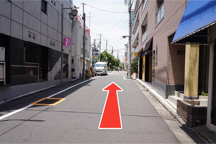 しばらく道なりに進みます。