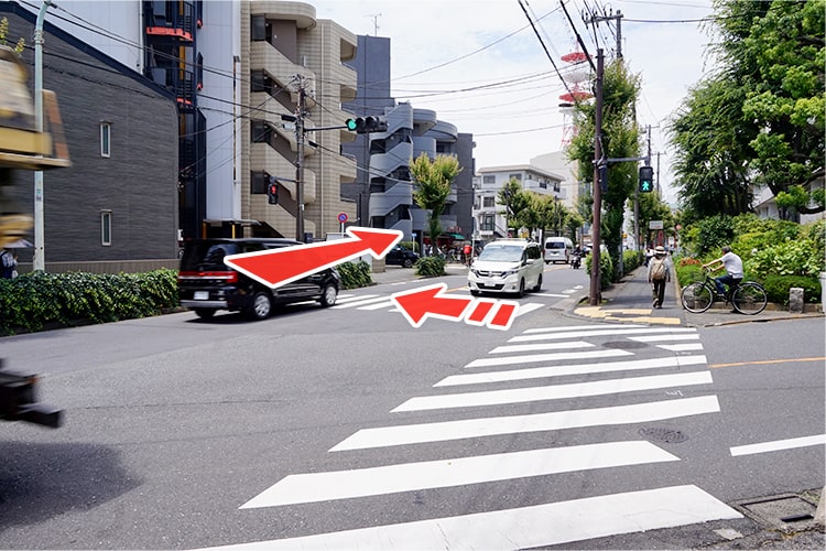 任意のところで左側の歩道に移動してください。