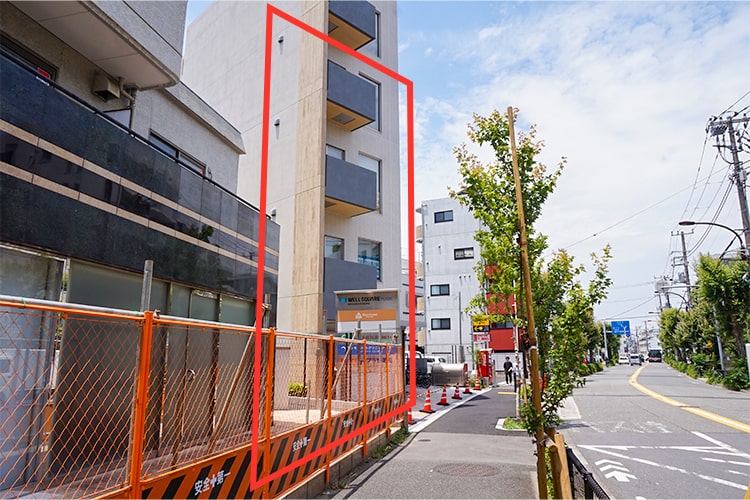 しばらく進むと左手に当院が見えてきます。